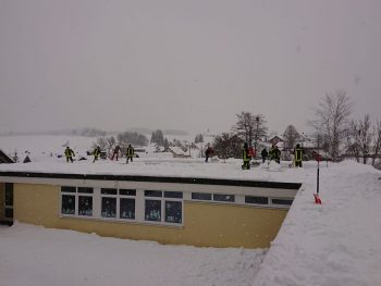 Schneeräumung Hallendach Turnhalle Immenried