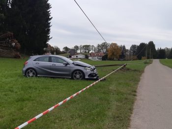 Fahrzeug prallt gegen Telekom-Masten bei Pfenders – Fahrer unverletzt